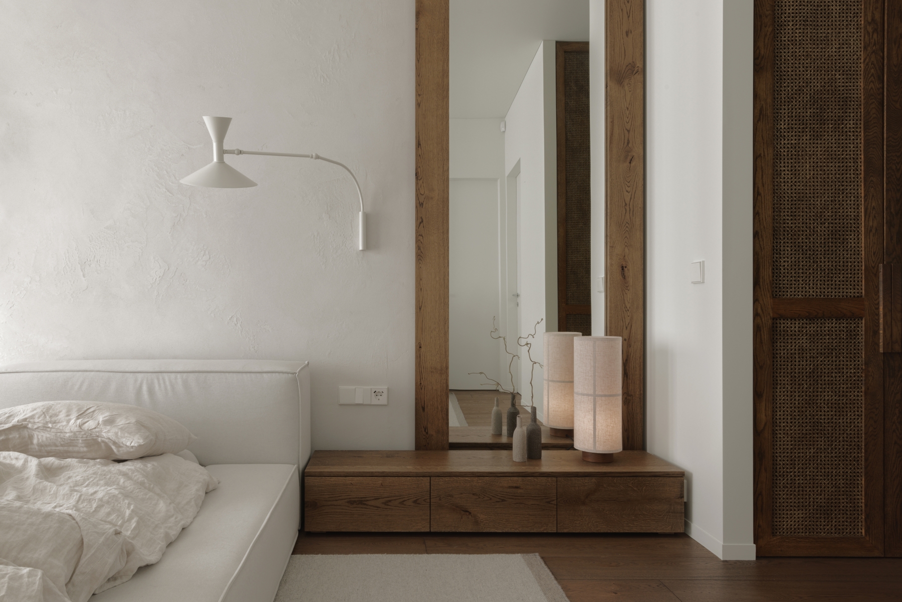 Kehyksetön peili makuuhuoneeseen