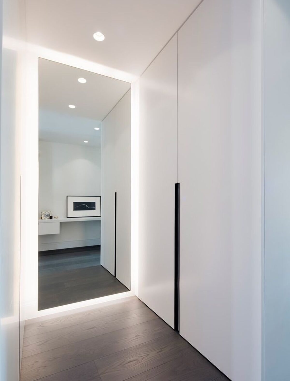 LED valopeili eteisessä